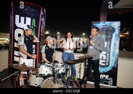 (L bis R): Sergio Perez (MEX) Sahara Force India F1; Teamkollege Nico Hulkenberg (GER) Sahara Force India F1; und Bertrand Gachot (Bel) Hype Energy CEO, bei einer Hype Energy Drink-Veranstaltung. Abu Dhabi Grand Prix, Donnerstag, 24. November 2016. Yas Marina Circuit, Abu Dhabi, VAE. Stockfoto