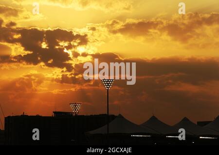 Die Sonne untergeht über der Strecke. Abu Dhabi Grand Prix, Donnerstag, 24. November 2016. Yas Marina Circuit, Abu Dhabi, VAE. Stockfoto