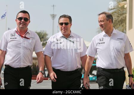 (L bis R): Eric Boullier (FRA) McLaren Racing Director mit Zak Brown (USA) McLaren Executive Director und Jonathan Neale (GBR) McLaren Chief Operation Officer. Abu Dhabi Grand Prix, Freitag, 25. November 2016. Yas Marina Circuit, Abu Dhabi, VAE. Stockfoto