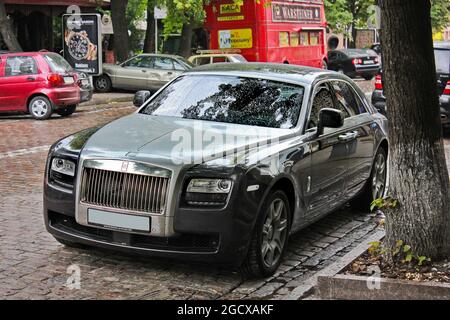 Kiew, Ukraine - 31. Juli 2011: Rolls-Royce Ghost. Englisches Luxusauto in der Stadt. Auto in Regentropfen Stockfoto