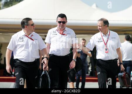 (L bis R): ZAK Brown (USA) McLaren Executive Director mit Eric Boullier (FRA) McLaren Racing Director und Jonathan Neale (GBR) McLaren Chief Operating Officer. Abu Dhabi Grand Prix, Samstag, 26. November 2016. Yas Marina Circuit, Abu Dhabi, VAE. Stockfoto