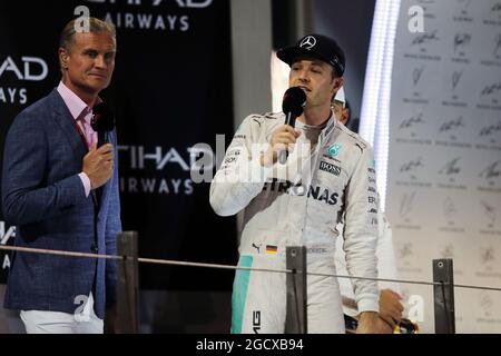 Weltmeister Nico Rosberg (GER) Mercedes AMG F1 auf dem Podium. Abu Dhabi Grand Prix, Sonntag, 27. November 2016. Yas Marina Circuit, Abu Dhabi, VAE. Stockfoto