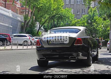 Kiew, Ukraine - 10. Juni 2017: Rolls-Royce Wraith parkte auf dem Bürgersteig Stockfoto