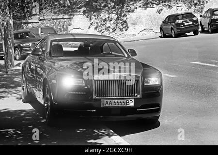 Kiew, Ukraine - 10. Juni 2017: Rolls-Royce Wraith parkte auf dem Bürgersteig Stockfoto