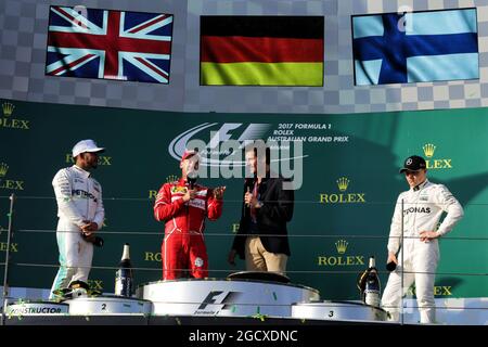 Das Podium (L bis R): Lewis Hamilton (GBR) Mercedes AMG F1; Sebastian Vettel (GER) Ferrari; Mark Webber (AUS) Channel 4 Presenter; Valtteri Bottas (FIN) Mercedes AMG F1. Großer Preis von Australien, Sonntag, 26. März 2017. Albert Park, Melbourne, Australien. Stockfoto