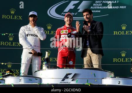 (L bis R): Lewis Hamilton (GBR) Mercedes AMG F1 mit Sebastian Vettel (GER) Ferrari und Mark Webber (AUS) Channel 4 Presenter auf dem Podium. Großer Preis von Australien, Sonntag, 26. März 2017. Albert Park, Melbourne, Australien. Stockfoto