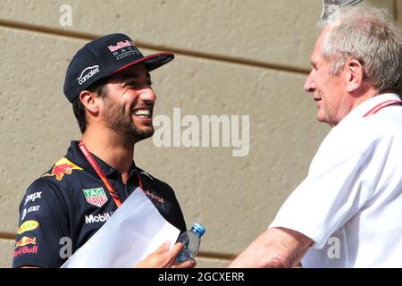 (L bis R): Daniel Ricciardo (AUS) Red Bull Racing mit Dr. Helmut Marko (AUT) Red Bull Motorsport Consultant. Großer Preis von Bahrain, Sonntag, 17. April 2017. Sakhir, Bahrain. Stockfoto