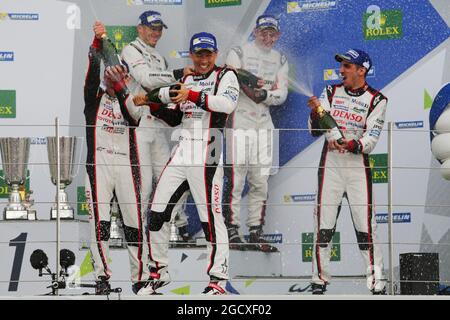 Rennsieger Anthony Davidson (GBR), Kamui Kobayashi (JPN) und Sebastien Buemi (SUI) #08 Toyota Gazoo Racing Toyota TS050 Hybrid feiern auf dem Podium. FIA-Langstrecken-Weltmeisterschaft, Runde 1, Sonntag, 16. April 2017. Silverstone, England. Stockfoto