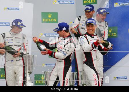 Rennsieger Anthony Davidson (GBR) und Kamui Kobayashi (JPN) #08 Toyota Gazoo Racing Toyota TS050 Hybrid feiern auf dem Podium. FIA-Langstrecken-Weltmeisterschaft, Runde 1, Sonntag, 16. April 2017. Silverstone, England. Stockfoto