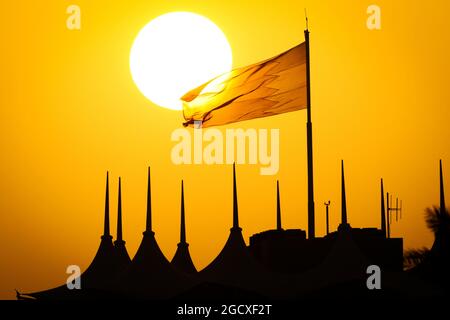 Die Sonne untergeht über der Rennstrecke. Formula One Testing, Dienstag, 18. April 2017. Sakhir, Bahrain. Stockfoto