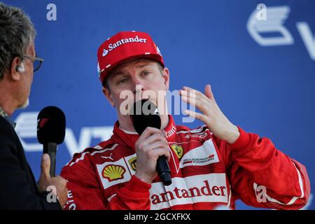 Kimi Räikkönen (FIN) Ferrari auf dem Podium mit Eddie Jordan (IRE). Großer Preis von Russland, Sonntag, 30. April 2017. Sotschi Autodrom, Sotschi, Russland. Stockfoto