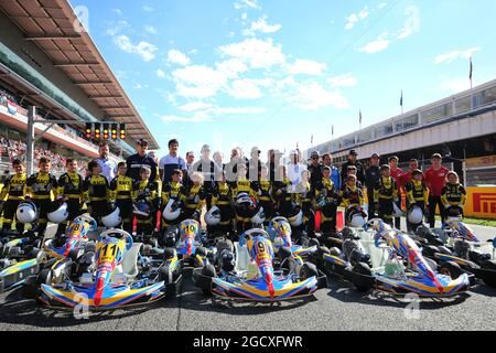 F1-Fahrer mit jungen Kartern. Großer Preis von Spanien, Donnerstag, 11. Mai 2017. Barcelona, Spanien. Stockfoto