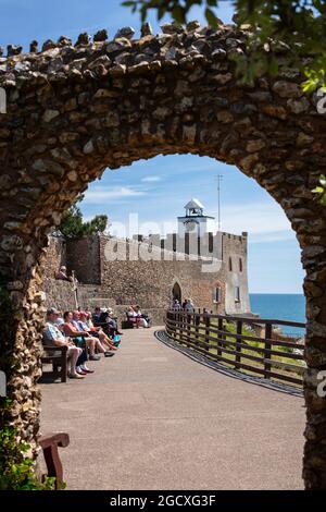 Der Clock Tower in Connaught Gardens mit Touristen, die den Jakobsstrand Ladder, Sidmouth, Jurassic Coast, Devon, England, Vereinigtes Königreich, Europa Stockfoto