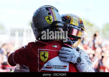 Rennsieger Lewis Hamilton (GBR) Mercedes AMG F1 feiert im Parc Ferme mit dem zweitplatzierten Sebastian Vettel (GER) Ferrari. Großer Preis von Spanien, Sonntag, 14. Mai 2017. Barcelona, Spanien. Stockfoto