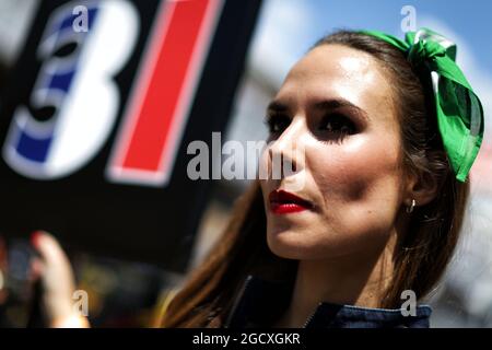 Gittertes Mädchen. Großer Preis von Spanien, Sonntag, 14. Mai 2017. Barcelona, Spanien. Stockfoto