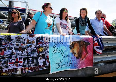 Lewis Hamilton (GBR) Mercedes AMG F1 Fans mit Bannern. Großer Preis von Monaco, Mittwoch, 24. Mai 2017. Monte Carlo, Monaco. Stockfoto