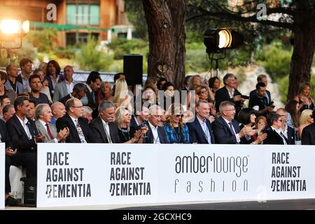 Gäste der Amber Lounge Fashion Show (L bis R): Jackie Stewart (GBR); HSH Prince Albert von Monaco (MO); Chase Carey (USA), Vorsitzender der Formel-1-Gruppe; Sean Bratches (USA), Formel-1-Geschäftsführer, Commercial Operations, und Ross Brawn (GBR), Geschäftsführer, Motorsport. Großer Preis von Monaco, Freitag, 26. Mai 2017. Monte Carlo, Monaco. Stockfoto