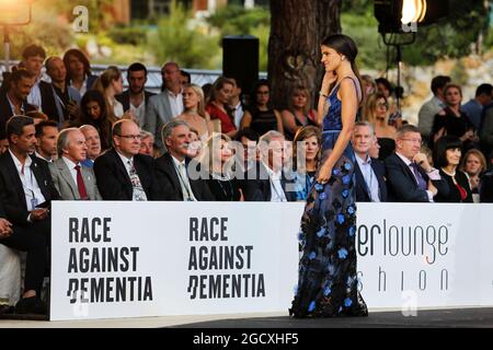 (L bis R): Jackie Stewart (GBR) mit HSH Prince Albert von Monaco (MON) und Chase Carey (USA), dem Vorsitzenden der Formel-1-Gruppe, auf der Amber Lounge Fashion Show. Großer Preis von Monaco, Freitag, 26. Mai 2017. Monte Carlo, Monaco. Stockfoto