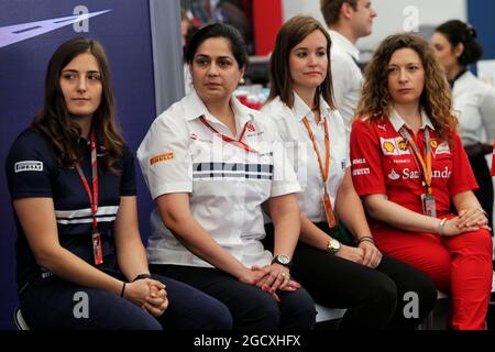 (L bis R): Tatiana Calderon (COL) sauber F1 Team Development Driver; Monisha Kaltenborn (AUT) sauber Team Principal; Silvia Bellot, FIA Steward; Lucia Pennesi (ITA) Ferrari Commercial and Marketing Director. Großer Preis von Monaco, Samstag, 27. Mai 2017. Monte Carlo, Monaco. Stockfoto