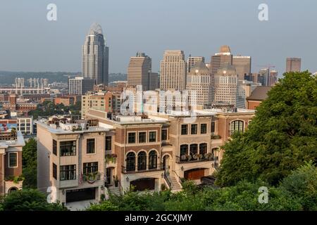 Cincinnati - ca. Juli 2021: Skyline von Cincinnati, einschließlich Great American Tower, First Financial Center, Procter & Gamble Headquarters und Fifth T Stockfoto