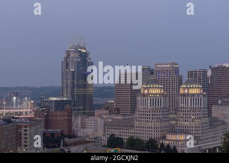 Cincinnati - ca. Juli 2021: Skyline von Cincinnati, einschließlich Great American Tower und Ballpark, First Financial Center, Procter & Gamble Headquarter Stockfoto