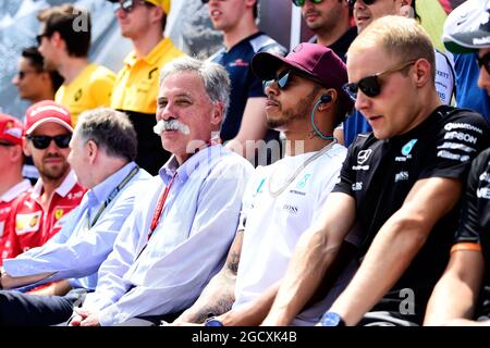 Lewis Hamilton (GBR) Mercedes AMG F1 mit Chase Carey (USA), dem Vorsitzenden der Formel-1-Gruppe. Großer Preis von Kanada, Sonntag, 11. Juni 2017. Montreal, Kanada. Stockfoto