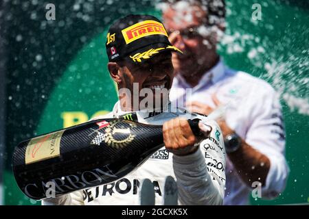 Rennsieger Lewis Hamilton (GBR) Mercedes AMG F1 feiert mit dem Champagner auf dem Podium. Großer Preis von Kanada, Sonntag, 11. Juni 2017. Montreal, Kanada. Stockfoto