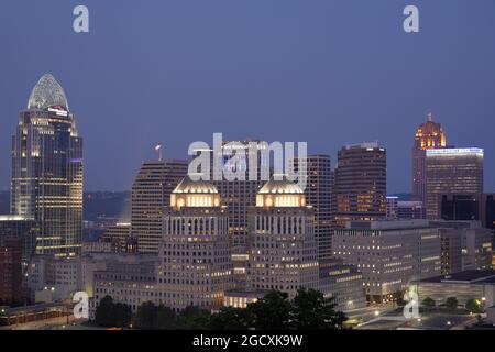 Cincinnati - ca. Juli 2021: Skyline von Cincinnati, einschließlich Great American Tower, First Financial Center, Procter & Gamble Hauptsitz und Stockfoto