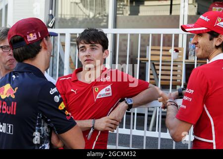 (L bis R): Pierre Gasly (FRA) Red Bull Racing Dritter Fahrer mit Charles Leclerc (MON) Ferrari Development Driver und Antonio Giovinazzi (ITA) Ferrari Development Driver. Großer Preis von Aserbaidschan, Samstag, 24. Juni 2017. Baku City Circuit, Aserbaidschan. Stockfoto