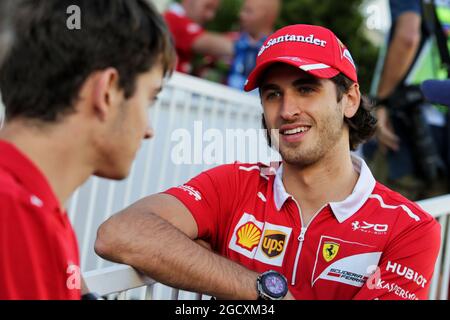 (L bis R): Charles Leclerc (MON) Ferrari Development Driver mit Antonio Giovinazzi (ITA) Ferrari Development Driver. Großer Preis von Aserbaidschan, Samstag, 24. Juni 2017. Baku City Circuit, Aserbaidschan. Stockfoto