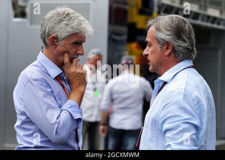 (L bis R): Damon Hill (GBR) Sky Sports Presenter mit Carlos Sainz (ESP). Großer Preis von Österreich, Sonntag, 9. Juli 2017. Spielberg, Österreich. Stockfoto