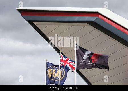 F1, FIA und britische Flaggen. Großer Preis von Großbritannien, Freitag, 14. Juli 2017. Silverstone, England. Stockfoto