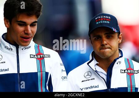 (L nach R): Lance Stroll (CDN) Williams mit dem BRA-Team von Famel Massa Williams. Großer Preis von Großbritannien, Freitag, 14. Juli 2017. Silverstone, England. Stockfoto