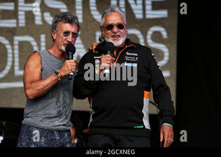 (L bis R): Eddie Jordan (IRE) und Dr. Vijay Mallya (IND) Sahara Force India F1 Team Owner auf dem Silverstone Woodlands Campsite. Großer Preis von Großbritannien, Freitag, 14. Juli 2017. Silverstone, England. Stockfoto