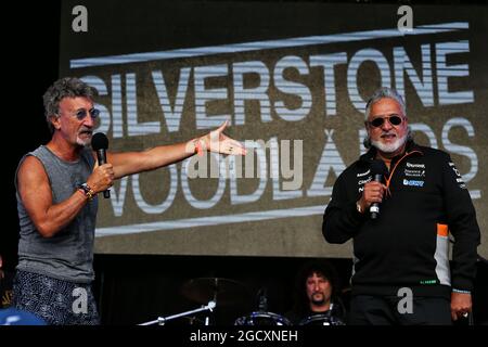 (L bis R): Eddie Jordan (IRE) und Dr. Vijay Mallya (IND) Sahara Force India F1 Team Owner auf dem Silverstone Woodlands Campsite. Großer Preis von Großbritannien, Freitag, 14. Juli 2017. Silverstone, England. Stockfoto