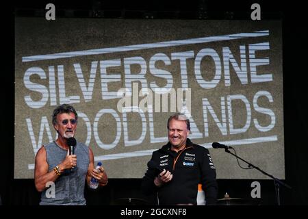 (L bis R): Eddie Jordan (IRE) mit Robert Fernley (GBR) Sahara Force India F1 Team Deputy Team Principal auf dem Campingplatz Silverstone Woodlands. Großer Preis von Großbritannien, Freitag, 14. Juli 2017. Silverstone, England. Stockfoto