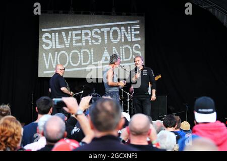 (L bis R): Eddie Jordan (IRE) mit Robert Fernley (GBR) Sahara Force India F1 Team Deputy Team Principal auf dem Campingplatz Silverstone Woodlands. Großer Preis von Großbritannien, Freitag, 14. Juli 2017. Silverstone, England. Stockfoto