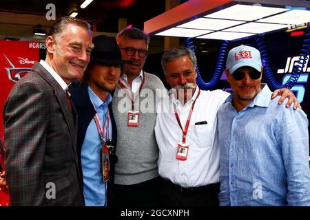 (L bis R): Sean Bratches (USA), Formel-1-Geschäftsführer, Commercial Operations; Owen Wilson (USA), Schauspieler; Ross Brawn (GBR), Geschäftsführer, Motorsport; Chase Carey (USA), Vorsitzender der Formel-1-Gruppe; und Woody Harrelson (USA), Schauspieler. Großer Preis von Großbritannien, Sonntag, 16. Juli 2017. Silverstone, England. Stockfoto