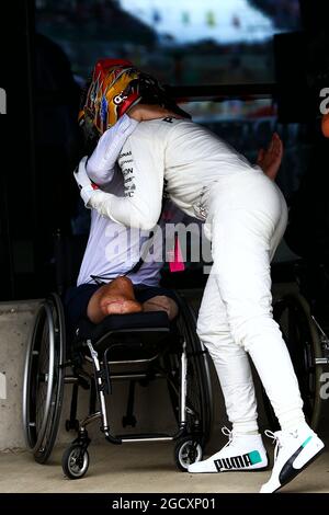 Rennsieger Lewis Hamilton (GBR) Mercedes AMG F1 feiert in Parc Ferme mit Billy Monger (GBR) Racing Driver. Großer Preis von Großbritannien, Sonntag, 16. Juli 2017. Silverstone, England. Stockfoto