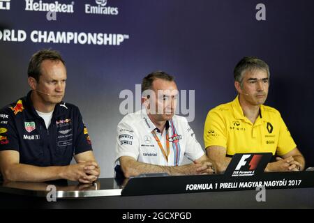 Die FIA-Pressekonferenz (L bis R): Paul Monaghan (GBR) Red Bull Racing Chief Engineer; Paddy Lowe (GBR) Williams Chief Technical Officer; Nick Chester (GBR) Renault Sport F1 Team Chassis Technical Director. Großer Preis von Ungarn, Freitag, 28. Juli 2017. Budapest, Ungarn. Stockfoto