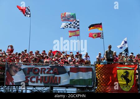 Fans in der Tribüne und Ferrari-Flaggen sowie ein Banner für Michael Schumacher (GER). Großer Preis von Ungarn, Samstag, 29. Juli 2017. Budapest, Ungarn. Stockfoto