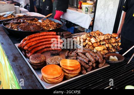 Gekochtes Fleisch zum Verkauf in der Fan Zone. Großer Preis von Ungarn, Samstag, 29. Juli 2017. Budapest, Ungarn. Stockfoto