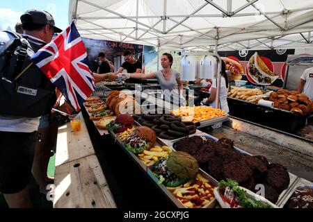 Gekochtes Fleisch zum Verkauf in der Fan Zone. Großer Preis von Ungarn, Samstag, 29. Juli 2017. Budapest, Ungarn. Stockfoto