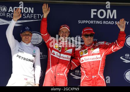 Qualifying Top 3 in Parc Ferme (L bis R): Valtteri Bottas (FIN) Mercedes AMG F1, Dritter, Sebastian Vettel (GER) Ferrari; Pole Position; Kimi Räikkönen (FIN) Ferrari, Zweiter. Großer Preis von Ungarn, Samstag, 29. Juli 2017. Budapest, Ungarn. Stockfoto