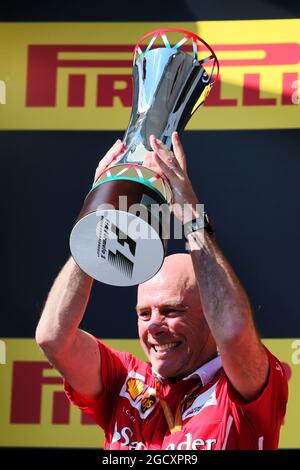 Jock Clear (GBR) Ferrari Engineering Director feiert auf dem Podium. Großer Preis von Ungarn, Sonntag, 30. Juli 2017. Budapest, Ungarn. Stockfoto