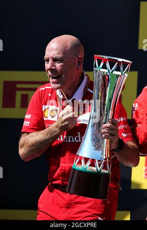 Jock Clear (GBR) Ferrari Engineering Director feiert auf dem Podium. Großer Preis von Ungarn, Sonntag, 30. Juli 2017. Budapest, Ungarn. Stockfoto