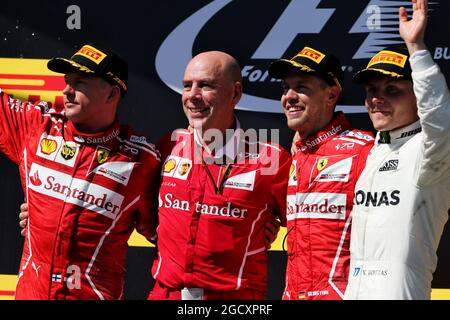 Das Podium (L bis R): Kimi Räikkönen (FIN) Ferrari, Zweiter; Jock Clear (GBR) Ferrari Engineering Director; Sebastian Vettel (GER) Ferrari, Rennsieger; Valtteri Bottas (FIN) Mercedes AMG F1, Dritter. Großer Preis von Ungarn, Sonntag, 30. Juli 2017. Budapest, Ungarn. Stockfoto