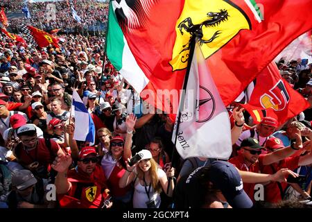 Fans auf dem Podium. Großer Preis von Ungarn, Sonntag, 30. Juli 2017. Budapest, Ungarn. Stockfoto