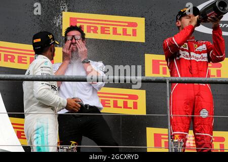 Rennsieger Lewis Hamilton (GBR) Mercedes AMG F1 feiert mit Andrew Shovlin (GBR) Mercedes AMG F1 Engineer auf dem Podium. Großer Preis von Belgien, Sonntag, 27. August 2017. Spa-Francorchamps, Belgien. Stockfoto
