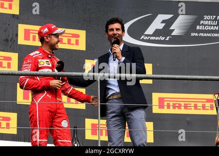 (L bis R): Sebastian Vettel (GER) Ferrari mit Mark Webber (AUS) Channel 4 Presenter auf dem Podium. Großer Preis von Belgien, Sonntag, 27. August 2017. Spa-Francorchamps, Belgien. Stockfoto